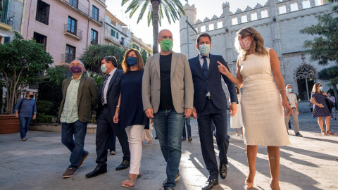 La ministra de Trabajo y Economía Social, Yolanda Díaz (d), el ministro de Inclusión, Seguridad Social y Migraciones, José Luis Escrivá (2i), la presidenta de Baleares, Francina Armengol (3i) y los secretarios generales de UGT, Pepe Álvarez (i) y de