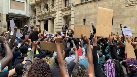 Africanos contra el racismo, en Lleida. /FERRÁN BARBER