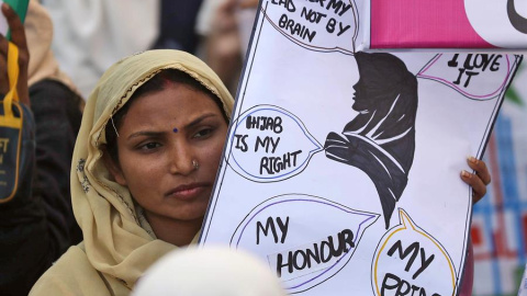 Una mujer pakistaní apoyando la promoción de derechos de la mujer durante la Marcha Aurat. | EFE, EPA, SHAHZAIB AKBAR.