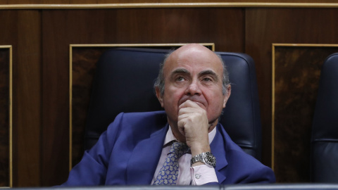 El ministro de Economía, Luis de Guindos, durante la sesión de control al Gobierno en el Congreso de los Diputados. EFE/Juan Carlos Hidalgo