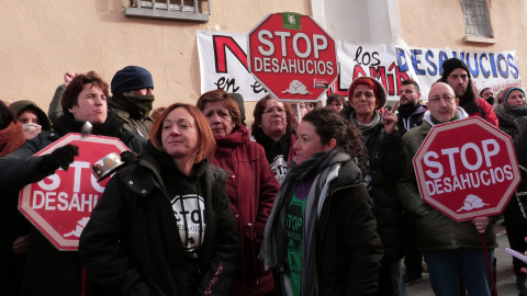 12/11/2019-. Decenas de personas acudieron a parar el desahucio de  Diego Catriel en Guadalajara. / María Duarte