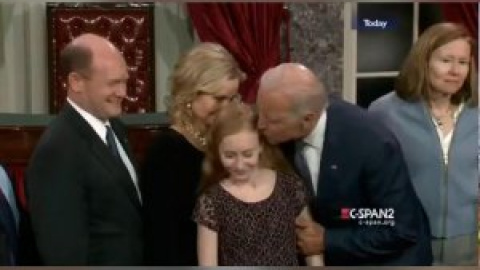 El "repugnante" vídeo de Joe Biden: toqueteos y besos al acercarse a mujeres y niñas