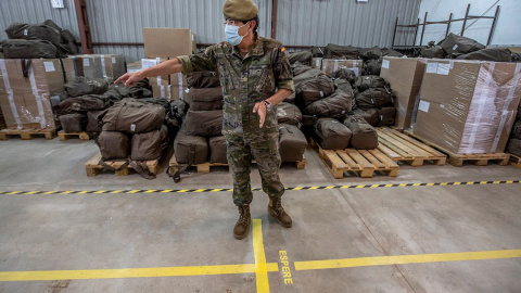 Un militar indica el recorrido que seguirán los alumnos en el momento de recoger el uniforme y los enseres militares, en el Acuartelamiento de Camposoto, en San Fernando de Cádiz. EFE/Román Ríos