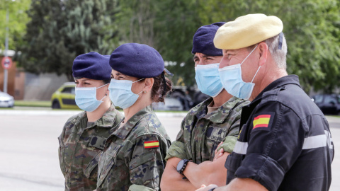 Tres rastreadores del Ejército de Tierra y uno de la Unidad Militar de Emergencias (UME), en la Base Aérea de Torrejón de Ardoz, en Madrid, ayer. Ricardo Rubio / Europa Press