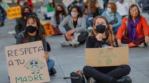 Miembros de la plataforma "Fridays for Future" Madrid se manifiesta a favor de la iniciativa internacional para conmemorar el Día de Acción Global por el clima, este viernes en Madrid. EFE/Emilio Naranjo