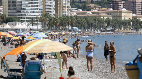 Bañistas disfrutan de la playa de La Malagueta, Málaga. Álex Zea / Europa Press