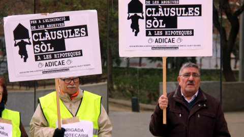 Protesta de membres d'Adicae contra les clàusules sòl. ACN / ÀLEX RECOLONS