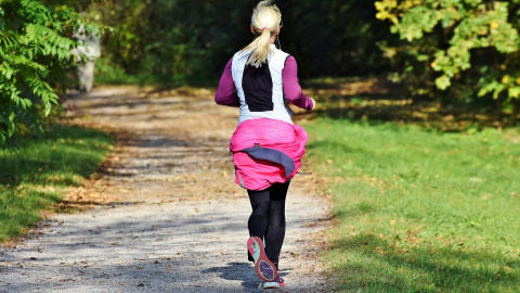 Una mujer haciendo ejercicio. / Pixabay