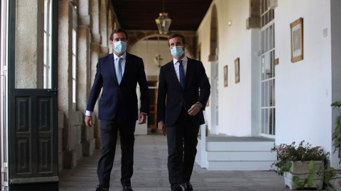 El líder del PP, Pablo Casado (d), y el presidente de la CEOE, Antonio Garamendi (i), a su llegada a los Cursos de Verano que organiza la Universidad Complutense de Madrid en San Lorenzo de El Escorial. EFE/David Fernández