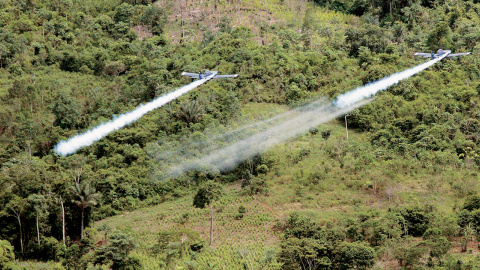 Aviones rocían con glifosato cultivos de coca en Colombia.