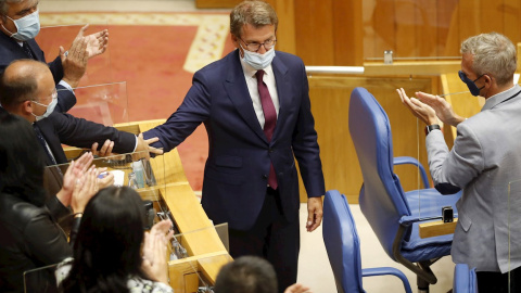 El presidente de la Xunta, Alberto Núñez Feijóo (c), es felicitado por los miembros del grupo popular al ser proclamado presidente tras la votación en el pleno de investidura, hoy jueves en el Parlamento gallego, en Santiago de Compostela. EFE/lavande