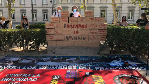 El abogado Jacinto Lara y la activista Justa Montero leyendo el manifiesto contra la impunidad del franquismo en un acto celebrado este jueves en Madrid.- CEAQUA