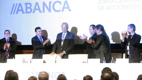 El hasta ahora presidente de Abanca, Javier Echeverría (3i), recibe un aplauso durante la junta de accionistas celebrada en A Coruña, donde ha dejado la presidencia de la entidad en manos de su vicepresidente, Juan Carlos Escotet (3d). EFE/Cabalar