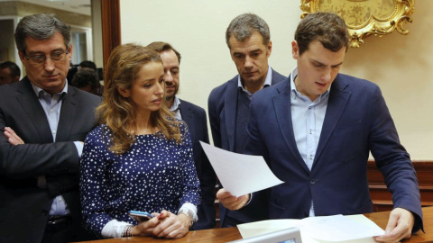 El líder de Ciudadanos, Albert Rivera, y la responsable de la Secretaría de la Mujer de la formación, Patricia Reyes, junto a otros diputados del partido, en una imagen de archivo en el Registro del Congreso. EFE/Mariscal