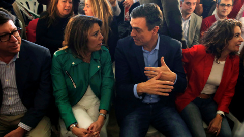 El presidente del Gobierno y secretario general del PSOE, Pedro Sánchez, junto a la líder del PSOE andaluz, Susana Díaz (i) y la ministra de Hacienda María Jesús Montero (d), al inicio del acto electoral previo al comienzo de la campaña de las elecc