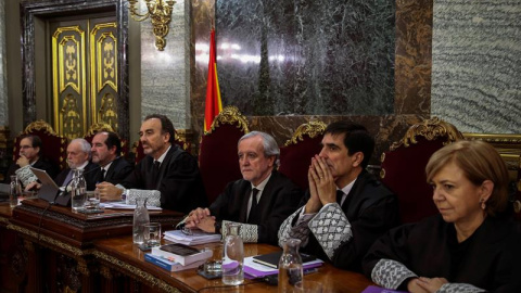 El presidente del tribunal y ponente de la sentencia, Manuel Marchena, junto a los magistrados, Andrés Palomo, Luciano Varela, Andrés Martínez Arrieta, y Juan Ramón Berdugo, Antonio del Moral  y Ana./EFE