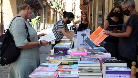 Imatge d'una parada d'una llibreria en aquest Sant Jordi d'estiu. ACN