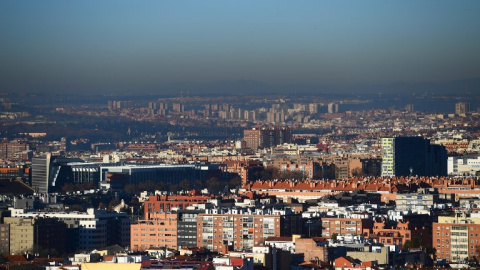 Boina de contaminación sobre la ciudad de Madrid en una panorámica tomada a finales de 2016.- AFP