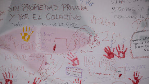 Un mural en apoyo al proceso de paz entre el Gobierno colombiano y las FARC, en el campamento de desmovilizados de La Elvira, en el Cauca.- JAIRO VARGAS