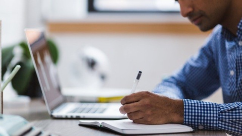 Un hombre teletrabaja aprovechando las nuevas tecnologías que le permiten continuar con sus labores desde casa, algo que ha sido clave para muchas empresas durante la pandemia. Imagen de archivo / Pixabay.