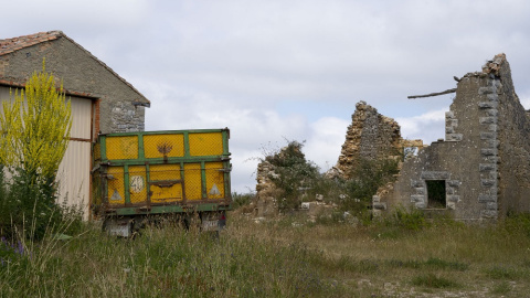 Un remolque en las ruinas de Lorilla. GEMA RODRIGO