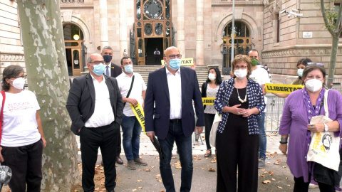 Els cinc acusats en el judici contra l'antiga Mesa del Parlament i Mireia Boya, davant del TSJC, abans d'entrar a l'última sessió. POL SOLÀ / ACN