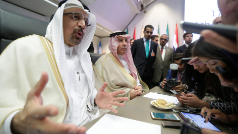 El ministro del Petróleo de Arabia Saudí, Jalid al-Falih, conversa con periodistas antes del inicio de la cumbre de la OPEP en Viena. REUTERS/Heinz-Peter Bader