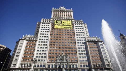 Pancarta en el edificio España desplegada por Greenpeace