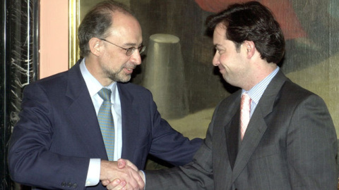 Fotografía de 2003 del entonces ministro de Hacienda en el Gobierno de Aznar, Cristóbal Montoro, con el recién nombrado secretario de Estado de Presupuestos, Ricardo Martínez Rico. EFE