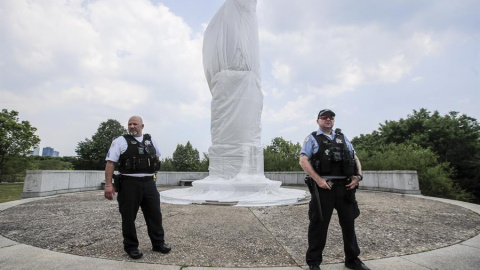 Vigilancia alrededor de la estatua de Cristóbal Colón en Chicago. - EFE (Archivo)