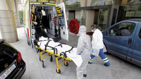 Traslado al hospital de uno de los futbolistas del Fuenlabrada confinados en A Coruña. - EFE