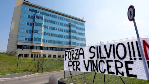 Una muestra de apoyo a Silvio Berlusconi en el hospital de Milán en el que se encuentra ingresado.- EFE