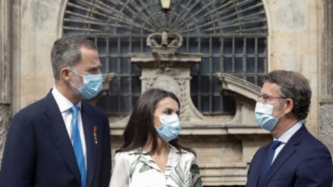 El presidente de la Xunta de Galicia, Alberto Núñez Feijoo (d), recibe a los reyes don Felipe (i) y doña Letizia (c) a las puertas de la iglesia de San Martiño Pinario en Santiago de Compostela, este sábado. EFE