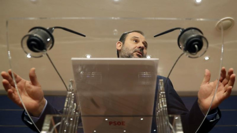 El secretario de Organización socialista, José Luis Ábalos, durante una rueda de prensa en el Congreso. /EFE