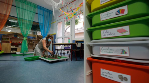 Una operaria ultima preparativos en un colegio / EFE