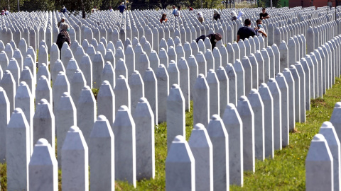 Cementerio en homenaje a las víctimas de la matanza de Sbrenica. EFE/EPA/FEHIM DEMIR