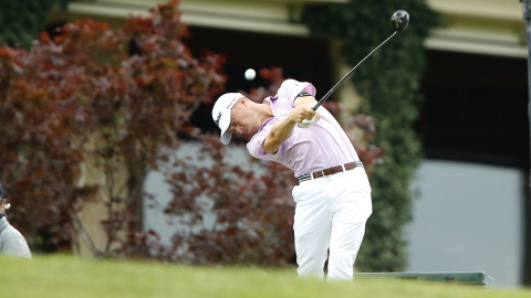 Un golfista, en pleno golpe. REUTERS.