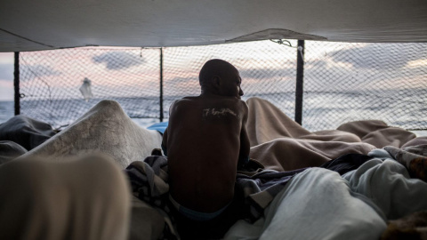 Saidou K., procedente de Sierra Leona, se despierta al amanecer en la cubierta del barco Open Arms en diciembre de 2018. Tras ser rescatados en el Mediterráneo central, el cierre de puertos italianos obligó a su traslado a Algeciras junto a otros rescat