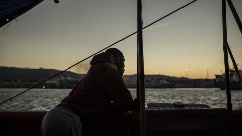 Un migrantes observa Algeciras desde el barco María Zambrano de Salvamento Marítimo. JAIRO VARGAS