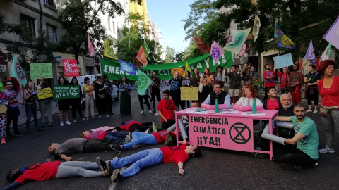 05/06/2019- El colectivo Extinction Rebellion corta la calle Ferraz para exigir "emergencia climática". / Paula Peñacoba