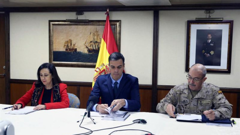 El presidente del Gobierno, Pedro Sánchez, junto a la ministra de Defensa, Margarita Robles, y el general Fernando Alejandre (d), jefe del Estado Mayor de la Defensa. - EFE