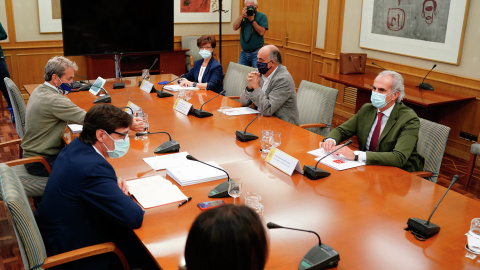 Reunión entre el ministro de Sanidad, Salvador Illa y el consejero de Sanidad madrileño, Enrique Ruiz Escudero, junto a sus equipos técnicos. Fuentes: Comunidad de Madrid.