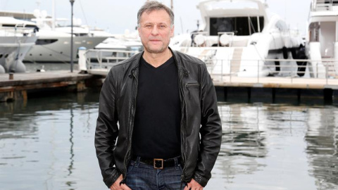 Fotografía del 13 de octubre de 2014 del actor sueco Michael Nyqvist posando durante un acto promocional de la serie de TV '100 Code' durante el evento anual de venta contenidos televisivos MIPCOM en Cannes (Francia). /EFE