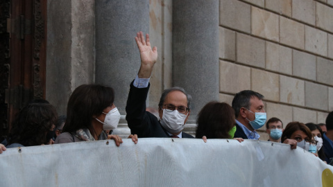 El president inhabilitat de la Generalitat Quim Torra, saluda a la sortida del Palau de la Generalitat el 28 de setembre del 2020. ACN/Mariona Puig