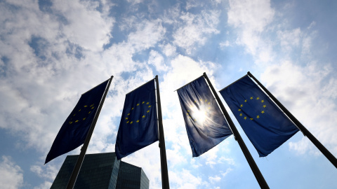 Banderas de la UE delante de la sede del BCE en Fráncfort. REUTERS/Kai Pfaffenbach