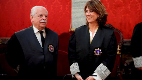 La fiscal general del Estado, Dolores Delgado (d), y el fiscal Luis Navajas Ramos durante un acto. EFE/Emilio Naranjo/Archivo