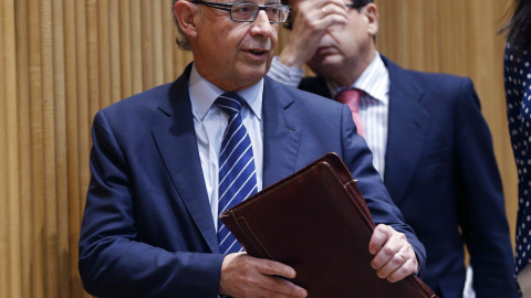 El ministro de Hacienda , Cristóbal Montoro, a su llegada a la comparecencia a petición propia en el Congreso para informar de los efectos de la sentencia del Tribunal Constitucional (TC) que anula la amnistía fiscal. EFE/Paco Campos