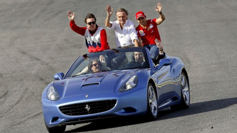 El piloto Fernando Alonso; el presidente de Ferrari, Luca Cordero; el piloto Felipe Massa; el president de la Generalitat, Francisco Camps y la alcaldesa de Valencia, Rita Barberá, a bordo de un Ferrari California(Valencia) /EFE