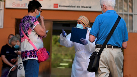 22/09/2020 - Varias personas esperan su turno para las pruebas aleatorias de PCR en el Centro de Salud Abrantes en el distrito de Carabanchel. EFE/ Fernando Villar