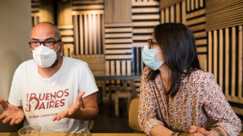 Lidon Gasull, directora de la Federació d’Associacions de Mares i Pares de Catalunya (FaPaC) i Ramon Font, portaveu nacional de la USTEC-STEs (IAC) durant l'entrevista. Miguel Velasco Almendral.